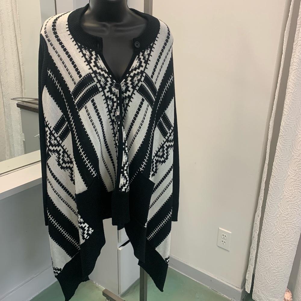 Aggel Knitwear sweater in black & white. Stunning pattern! Brand new, with tags.